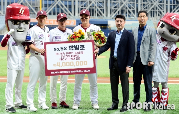 박병호 `KBO 최초 3년 연속 40홈런 기념 시상식!`