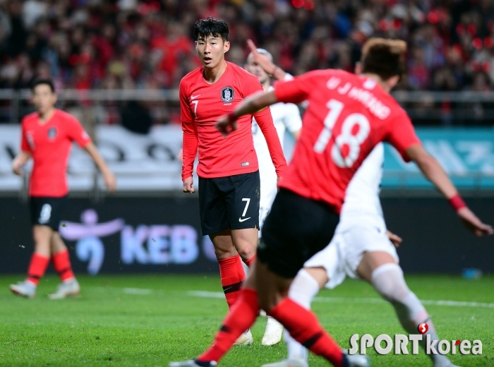 실축한 손흥민 `(황)의조야! 제발 넣어라~`