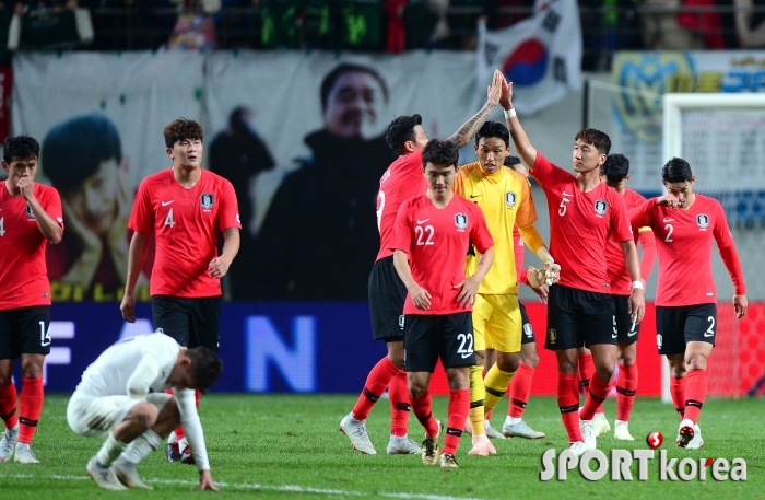 한국 `우루과이에 2-1 승리!`