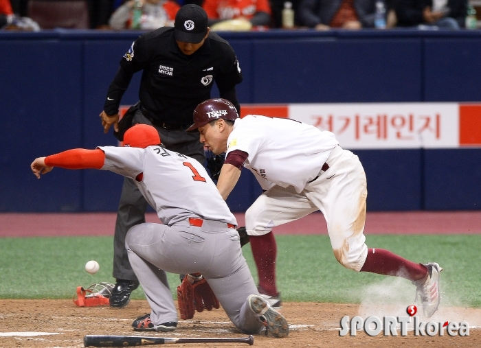 서건창 `SK의 수비 실책으로 득점에 성공!`