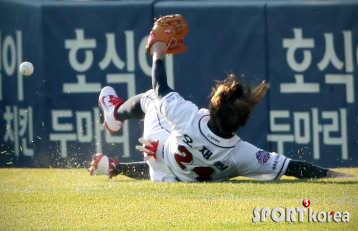 볼을 향하여 몸 던진 오재원