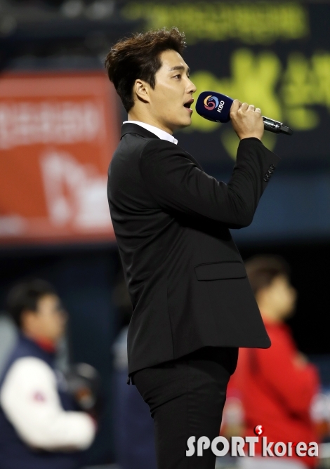 야구선수 출신 민우혁 `한국시리즈 애국가 열창`