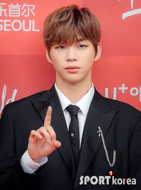 워너원 강다니엘 `손가락 하나만 들어도 멋짐 폭발!`