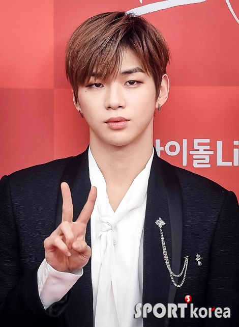 워너원 강다니엘 `멍뭉미 넘치는 브이~`