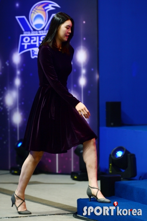박지수, 벨벳 원피스를 입고 시상식에 등장!