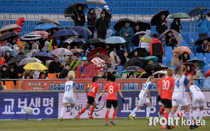 비가 내려도 축구 응원을 막지 못해!