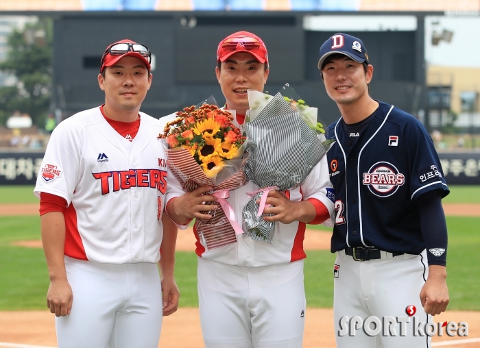 축하의 꽃다발 받은 나지완, 개인 통산 200홈런 달성 기념식