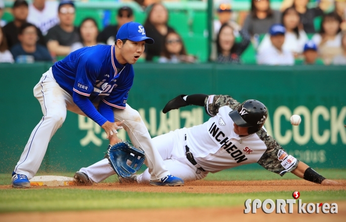 질주 김강민, 3루베이스에 안착