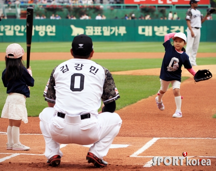 김강민, 두 딸과 함께 시구 시타