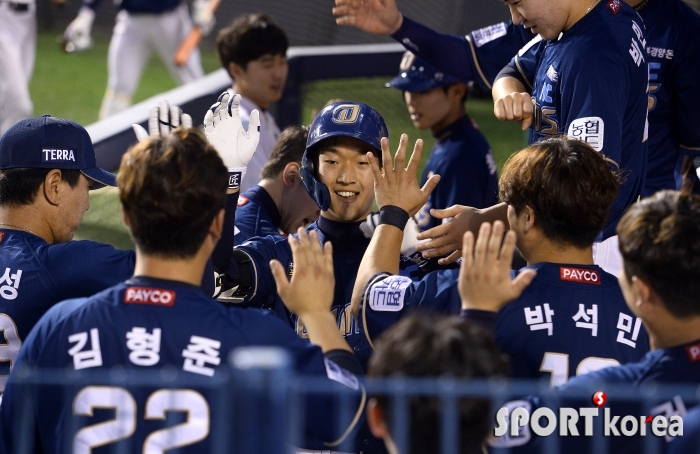 `데뷔 첫 홈런` 이인혁 `동료들의 축하를 받으며`