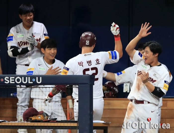 시즌 15호 홈런 박병호, 후배들과 하이파이브