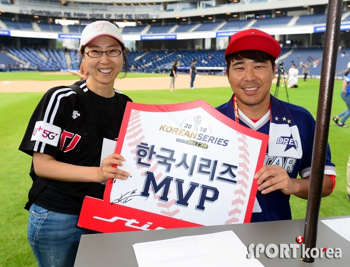 한동민 `2018 한국시리즈 MVP 간판대를 소장한 팬과 함께!`