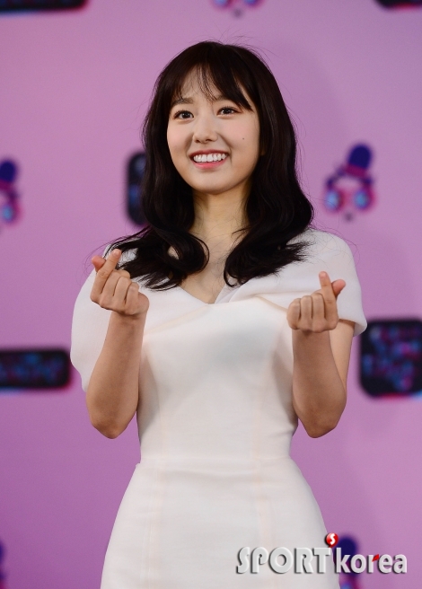 이혜성 `수줍은 손하트`