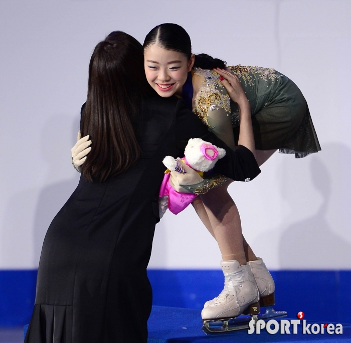 김연아와 포옹하는 키히라 리카