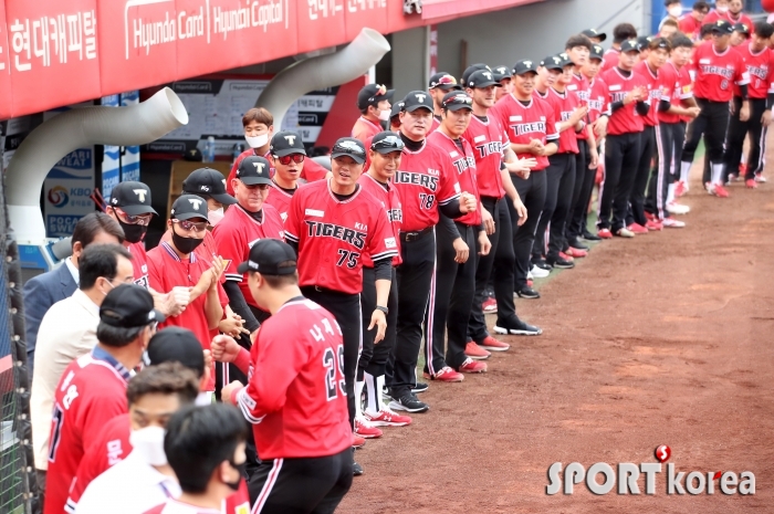 타이거즈 최다 홈런 을 달성한 나지완 축하 세리모니