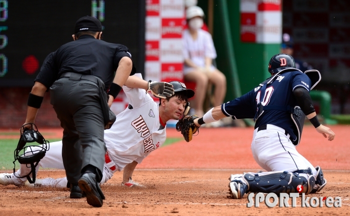 홈으로 달리다 태그 아웃되는 김성현!