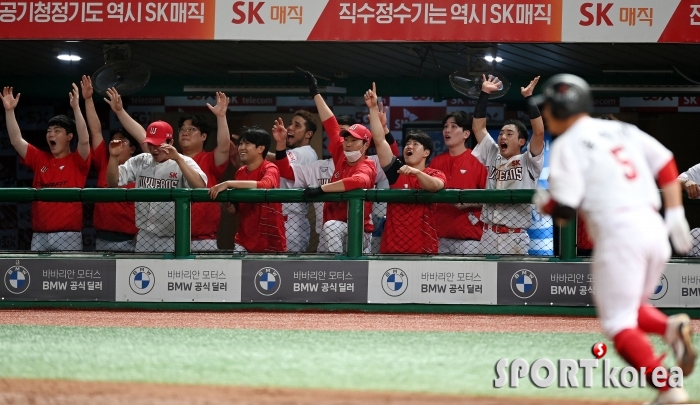 윤석민의 동점 홈런에 환호하는 SK 더그아웃!