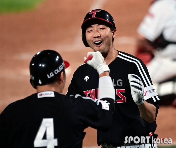 김용의 `마수걸이 홈런에 웃음 만발`