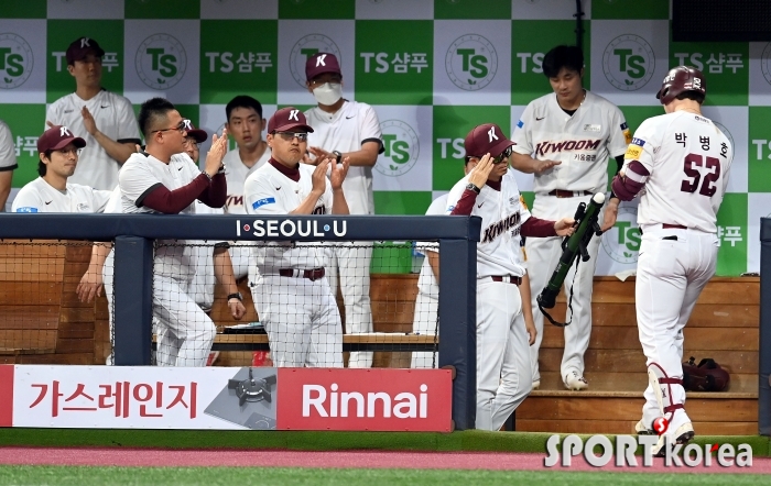손혁 감독 `박병호 7년 연속 20홈런에 대한 경례`