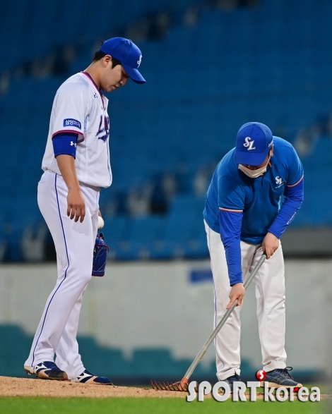 원태인 `마운드가 이상해요`