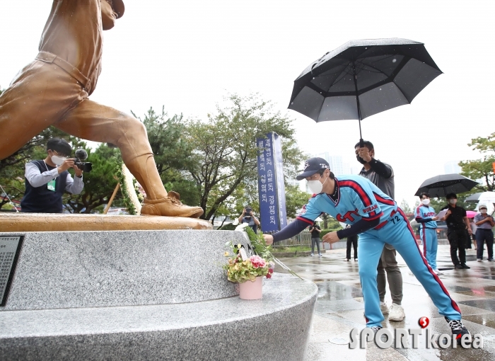 고 최동원 동상에 헌화하는 허문회 감독