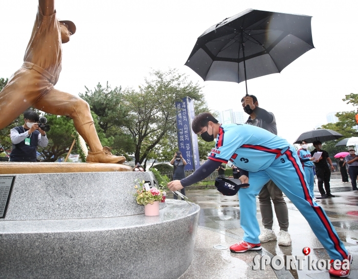 최동원 동상에 헌화하는 민병헌