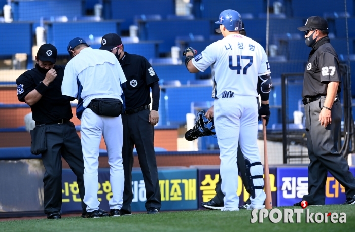 파울 타구 맞은 주심, 심판은 괴로워