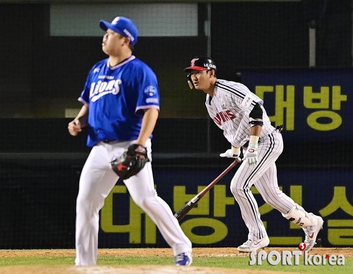 타구를 유심히 살피는 박용택