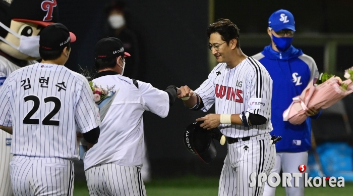 류중일 감독에게 축하 인사받는 박용택