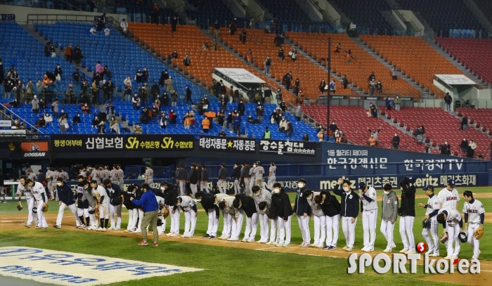 다시 찾아준 관중들에게 승리 인사하는 두산 선수단