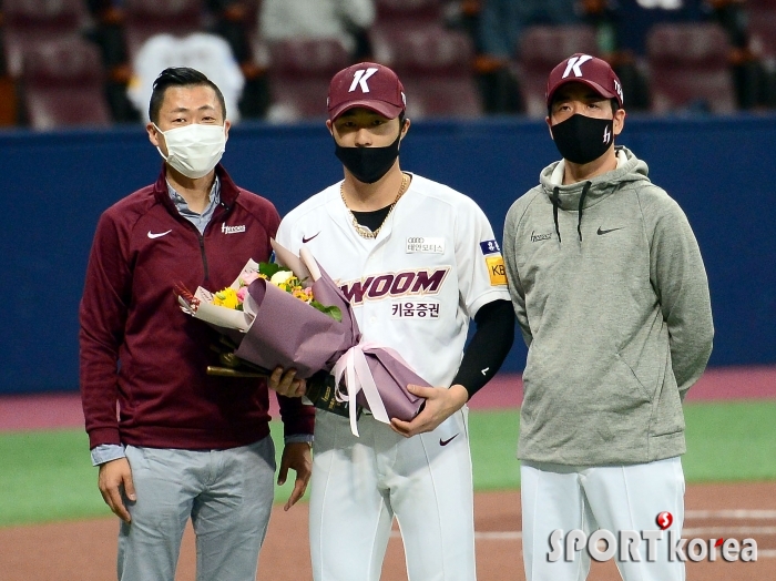 김하성, 역대 51번째 20홈런-20도루 달성 시상식