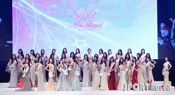 드레스 퍼레이드 마친 `미스 로얄 코리아` 참가자들
