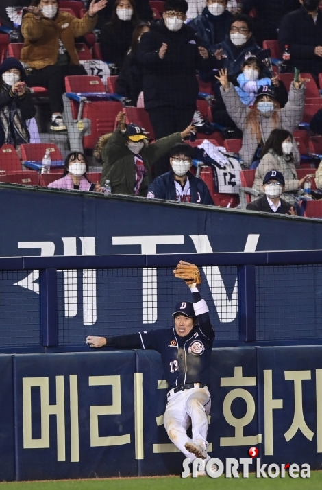 박용택의 타구 잡아내는허경민