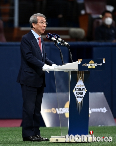 개막 선언하는 정운찬 KBO 총재!