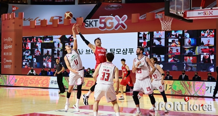 언택트 응원 펼쳐지는 SK-오리온 경기