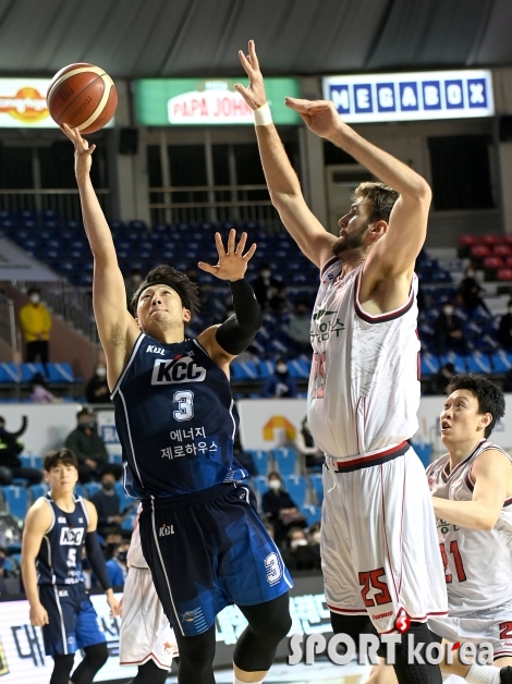 KCC, 이정현 맹활약으로 단독 1위