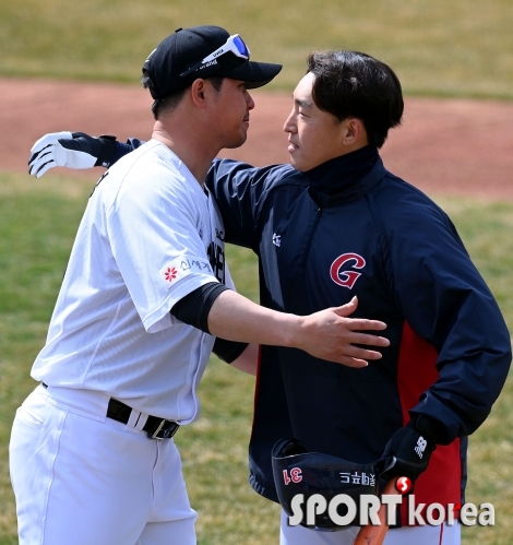 최정-손아섭, 경기 앞두고 반가운 만남!