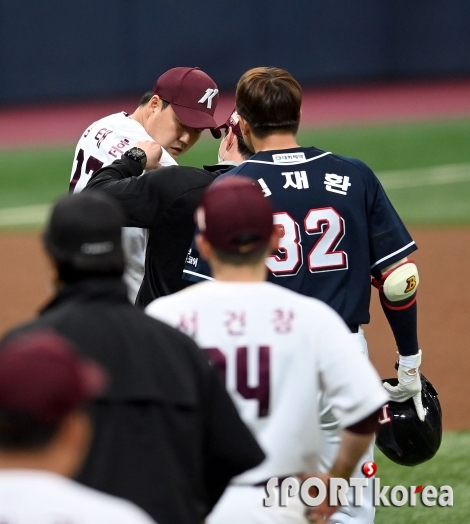 김태훈, 타구 맞고 교체