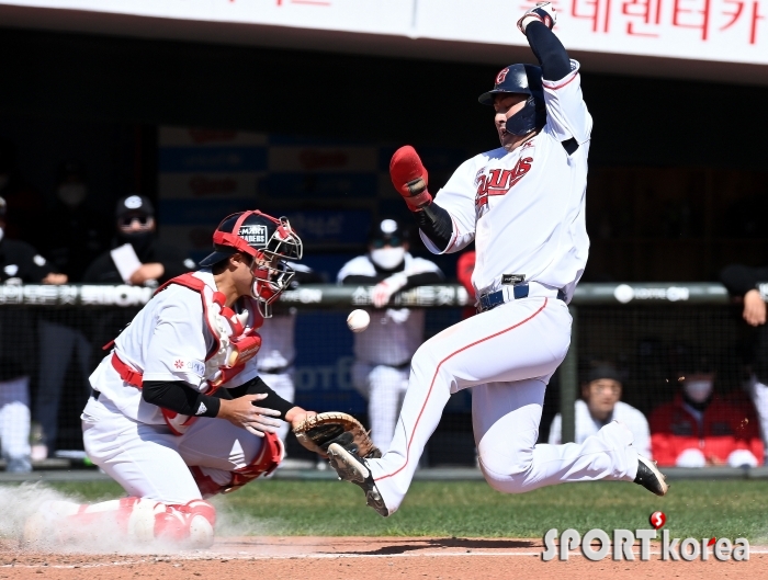 김민수, 저돌적인 홈 득점!