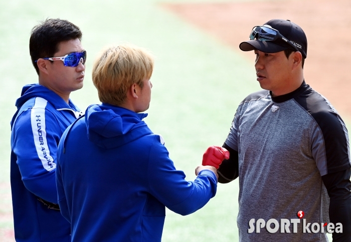 김강민, 삼성 선수들과 반가운 만남!