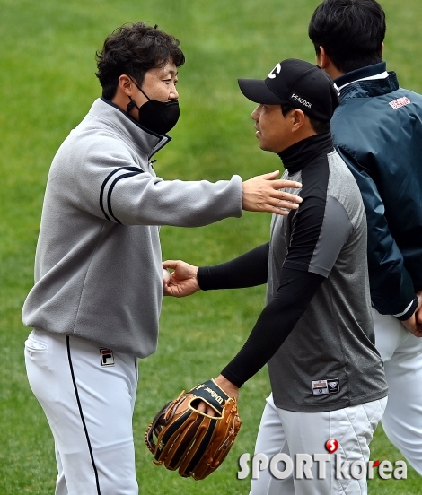 포옹을 나누는 배영수 코치-김강민!