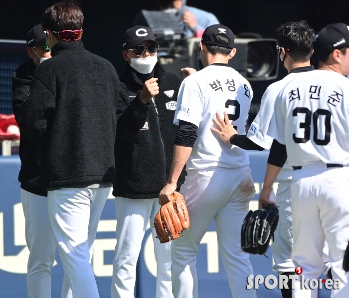 김원형 감독 `시범경기 첫 승 신고`