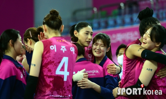 후배들을 위로하는 김연경!