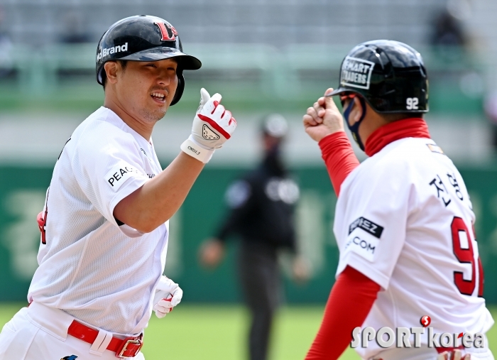 최정, SSG 창단 첫 홈런 기록!