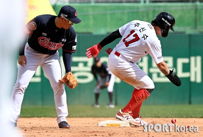 추신수, 시즌 첫 2루 도루!