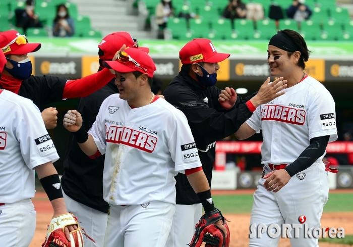 추신수, 감독님 첫 승 축하드려요!