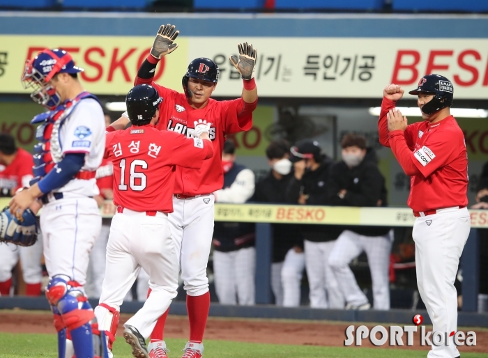 SSG 김성현, 역전 3점 홈런 축하해~