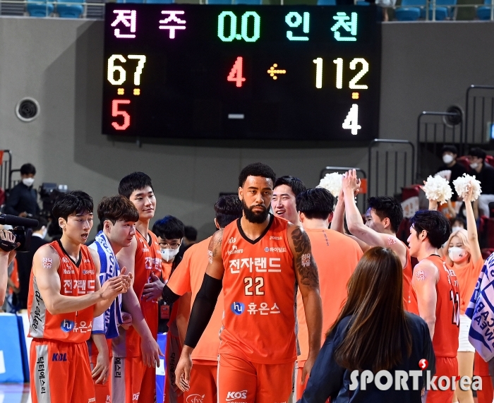 전자랜드, KCC에 112-67 대승!