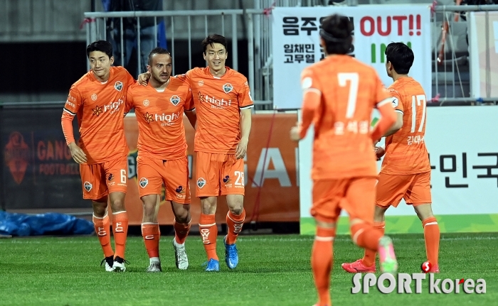 `강원, 2-1로 앞서 나가는 실라지의 득점!`