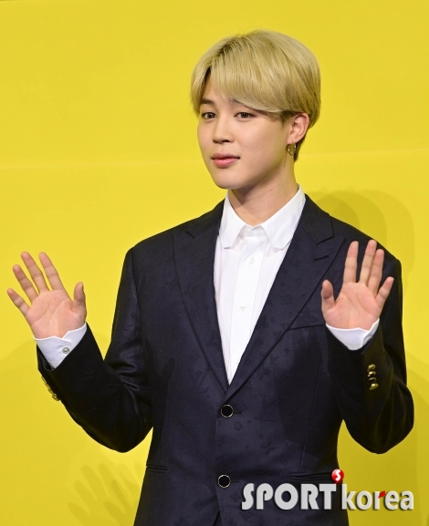 방탄소년단 지민 `양손으로 인사`